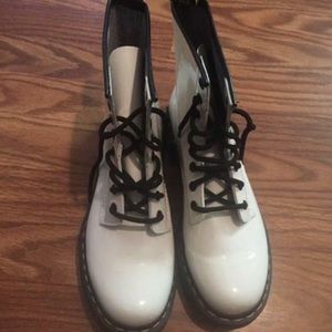 Doc Martens.. like new size 9